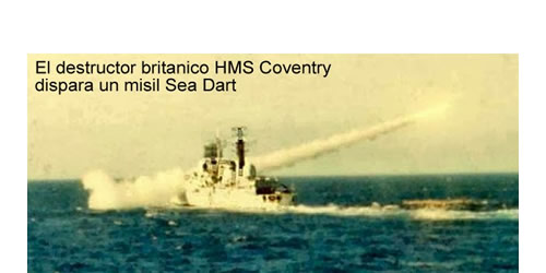 De la proa del HMS Coventry surge un Sea Dart